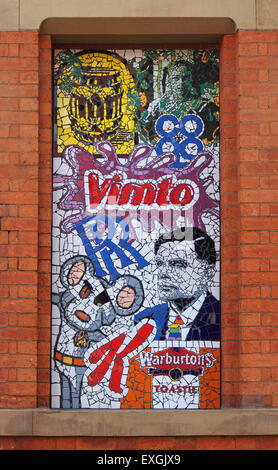 Uno dei 7 mosaici di artista locale Mark Kennedy che sono sul lato del Afflecks Palace edificio in Manchester, UK. Foto Stock