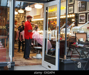 Interno di Barton arcade in stile vittoriano di un centro commerciale di Deansgate e St. Annes Square a Manchester REGNO UNITO, mostrando i barbieri. Foto Stock