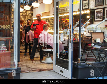 Interno di Barton arcade in stile vittoriano di un centro commerciale di Deansgate e St. Annes Square a Manchester REGNO UNITO, mostrando i barbieri. Foto Stock