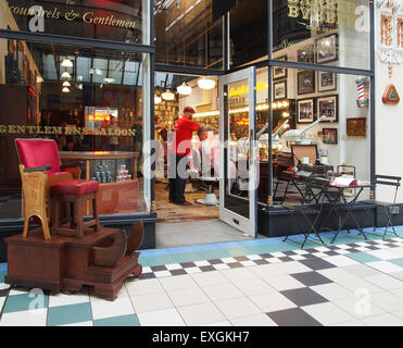 .Interno di Barton arcade in stile vittoriano di un centro commerciale di Deansgate e St. Annes Square a Manchester REGNO UNITO, mostrando i barbieri. Foto Stock