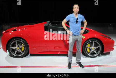 Giovane visitatore pone di fronte un rosso Ferrari 458 Speciale presso il RAI International Motor Show 2015 a Amsterdam Foto Stock