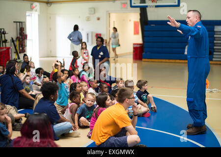 Astronauta Barry "Butch" Wilmore parla con gli studenti che frequentano il giunto di base (Anacostia-Bolling JBAB) Summer Camp circa il suo tempo a bordo della Stazione Spaziale Internazionale il 24 giugno 2015 in JBAB in Washington, DC. Foto Stock