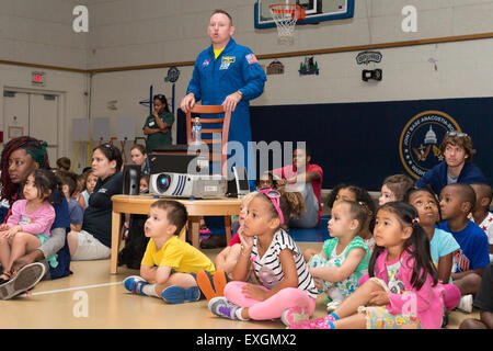 Astronauta Barry "Butch" Wilmore parla con gli studenti che frequentano il giunto di base (Anacostia-Bolling JBAB) Summer Camp circa il suo tempo a bordo della Stazione Spaziale Internazionale il 24 giugno 2015 in JBAB in Washington, DC. Foto Stock