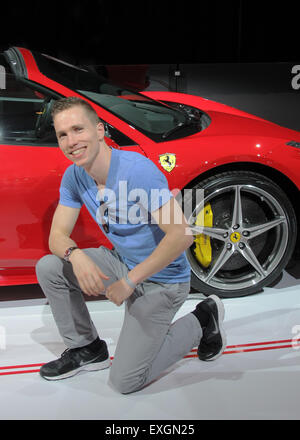 Giovane visitatore pone di fronte un rosso Ferrari 458 Speciale presso il RAI International Motor Show 2015 a Amsterdam Foto Stock