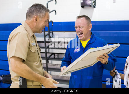 Astronauta Barry "Butch" Wilmore presenta l'installazione Capitano Comandante Frank Mays con una placca dalla spedizione equipaggio 42 Giugno 24, 2015 a base comune Anacostia-Bolling in Washington, DC. Foto Stock