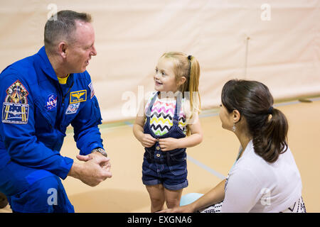 Astronauta Barry "Butch" Wilmore parla con uno studente che frequentano il giunto di base (Anacostia-Bolling JBAB) Summer Camp circa il suo tempo a bordo della Stazione Spaziale Internazionale il 24 giugno 2015 in JBAB in Washington, DC. Foto Stock