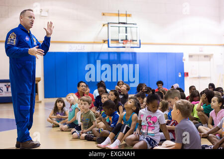 Astronauta Barry "Butch" Wilmore parla con gli studenti che frequentano il giunto di base (Anacostia-Bolling JBAB) Summer Camp circa il suo tempo a bordo della Stazione Spaziale Internazionale il 24 giugno 2015 in JBAB in Washington, DC. Foto Stock