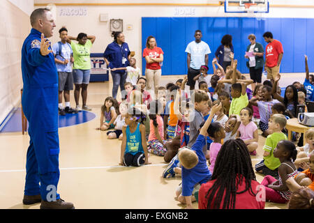 Astronauta Barry "Butch" Wilmore parla con gli studenti che frequentano il giunto di base (Anacostia-Bolling JBAB) Summer Camp circa il suo tempo a bordo della Stazione Spaziale Internazionale il 24 giugno 2015 in JBAB in Washington, DC. Foto Stock