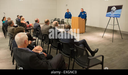 Gli astronauti della NASA Barry "Butch" Wilmore, destra e Reid Wiseman ha ringraziato i dirigenti senior da Boeing per continuare il lavoro sul Boeing CST-100 navicella spaziale su Mercoledì, 24 giugno 2015, presso la Boeing uffici in Arlington, Virginia attraverso il suo equipaggio commerciale programma, la NASA prevede di utilizzare la nuova generazione di veicoli spaziali privatamente sviluppato e gestito da parte di Boeing e SpaceX per trasportare come molti come quattro astronauti per ogni missione, aumentando la stazione spaziale equipaggio complemento a sette e raddoppiando la quantità di ricerca scientifica che può essere eseguita fuori terra per la messa a terra. Foto Stock