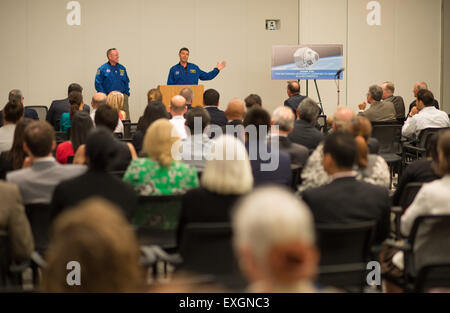 Gli astronauti della NASA Reid Wiseman, destra e Barry "Butch" Wilmore ha ringraziato i dirigenti senior da Boeing per continuare il lavoro sul Boeing CST-100 navicella spaziale su Mercoledì, 24 giugno 2015, presso la Boeing uffici in Arlington, Virginia attraverso il suo equipaggio commerciale programma, la NASA prevede di utilizzare la nuova generazione di veicoli spaziali privatamente sviluppato e gestito da parte di Boeing e SpaceX per trasportare come molti come quattro astronauti per ogni missione, aumentando la stazione spaziale equipaggio complemento a sette e raddoppiando la quantità di ricerca scientifica che può essere eseguita fuori terra per la messa a terra. Foto Stock