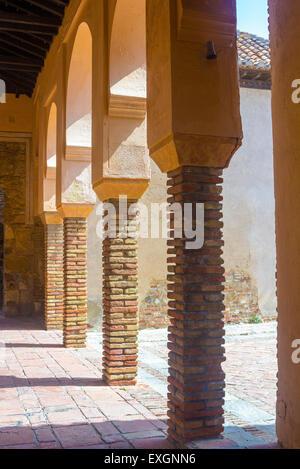 I dettagli delle porte dipinte di stile Arabo nel famoso Palazzo dell'Alcazaba a Malaga Spagna Foto Stock