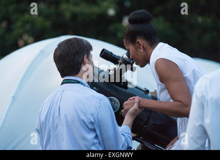 La First Lady Michelle Obama guarda attraverso un telescopio per visualizzare Giove e Venere in prima casa bianca Campout con cinquanta di quarto grado Girl Scouts come parte dell'Passiamo! Al di fuori di iniziativa su Martedì, 30 giugno 2015 a Washington, DC. La NASA forniti telescopi e portato a guardare le stelle attività con gli scienziati e astronauta Cady Coleman in frequenza. Foto Stock