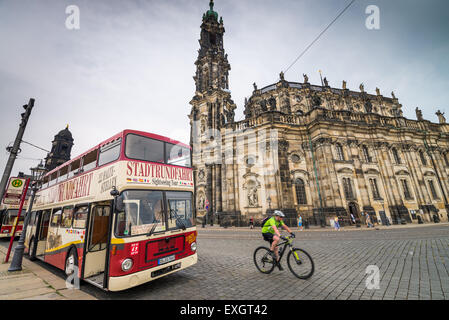 Double Decker Bus per turisti, Theaterplatz, la piazza del teatro, Dresda, Sassonia, Germania, Europa Foto Stock