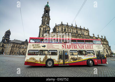 Double Decker Bus per turisti, Theaterplatz, la piazza del teatro, Dresda, Sassonia, Germania, Europa Foto Stock