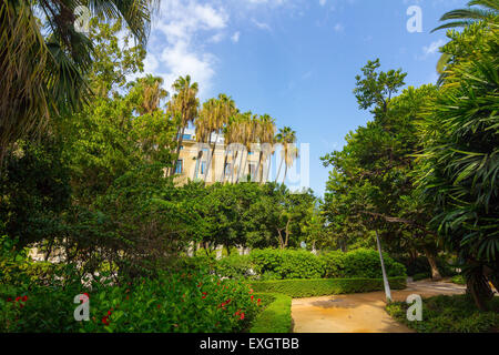 Sentieri per passeggiate attraverso i giardini del Parque de Malaga, Spagna Foto Stock