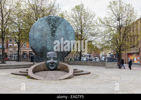 Walsall Town Center. La fonte di ingegnosità scultura, Walsall Market Place, Walsall, West Midlands, England, Regno Unito Foto Stock