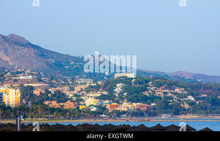 Viaggio spiaggia Malagueta con palme e mare blu a Malaga Spagna Foto Stock