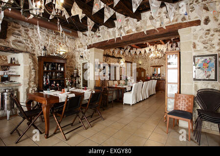 Uno dei migliori ristoranti greci di Rethymnon, l'Avli è senza dubbio una grande esperienza di mangiare per tutti i visitatori. Foto Stock