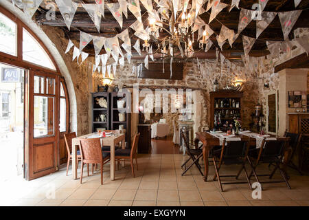 Uno dei migliori ristoranti greci di Rethymnon, l'Avli è senza dubbio una grande esperienza di mangiare per tutti i visitatori. Foto Stock