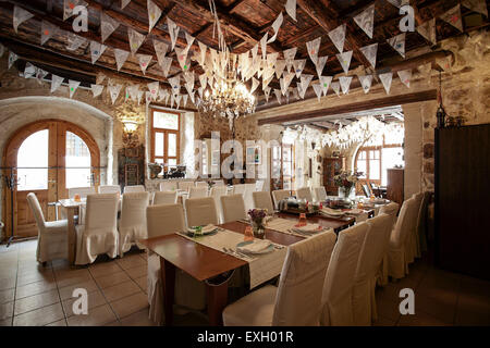 Uno dei migliori ristoranti greci di Rethymnon, l'Avli è senza dubbio una grande esperienza di mangiare per tutti i visitatori. Foto Stock