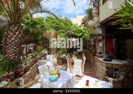 Uno dei migliori ristoranti greci di Rethymnon, l'Avli è senza dubbio una grande esperienza di mangiare per tutti i visitatori. Foto Stock