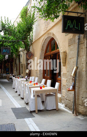 Uno dei migliori ristoranti greci di Rethymnon, l'Avli è senza dubbio una grande esperienza di mangiare per tutti i visitatori. Foto Stock