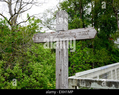 Vecchio weathered West Highland Way segno a Tyndrum, Perthshire, Scotland, Regno Unito. Foto Stock