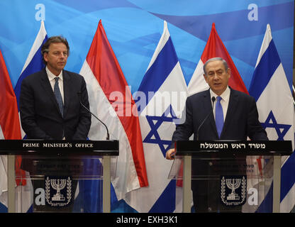 (150714) -- Gerusalemme, luglio 14, 2015 (Xinhua) -- Il Primo Ministro israeliano Benjamin Netanyahu (R) risolve una conferenza stampa congiunta con la visita il ministro degli Affari Esteri Olandese Bert Koenders in Gerusalemme, il 14 luglio 2015. Il Primo Ministro israeliano Benjamin Netanyahu ha sbattuto il martedì la trattativa nucleare raggiunto tra le potenze mondiali e Iran, chiamandola "errore storico." "L'affare è un brutto errore di proporzioni storiche,' Netanyahu detto all inizio del suo incontro con la visita il ministro degli Affari Esteri Olandese Bert Koenders in Gerusalemme Martedì mattina, subito dopo la notizia dell'accordo è scoppiata. (Xinhu Foto Stock