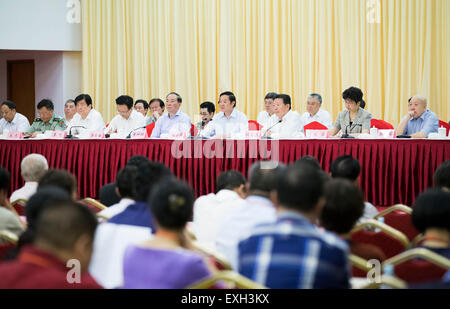 (150714) -- PECHINO, luglio 14, 2015 (Xinhua) -- Liu Qibao 4 (R), un membro dell'ufficio politico del Partito Comunista della Cina (CPC) Comitato Centrale e del segretariato della CPC Comitato Centrale, che è anche il capo del Dipartimento di pubblicità della CPC Comitato Centrale, indirizzi l'apertura dell'ottavo Congresso nazionale della Cina Associazione Teatro di Pechino, capitale della Cina, 14 luglio 2015. (Xinhua/Huang Jingwen) (yxb) Foto Stock