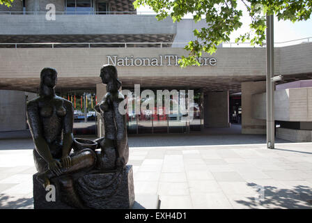 Teatro Nazionale edificio sulla Southbank con la scultura "London Pride' da Frank Dobson - London REGNO UNITO Foto Stock