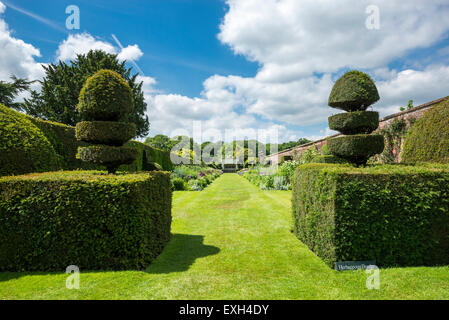 La doppia Herbaceous borders a Arley Hall gardens, Cheshire, all'inizio dell'estate. Foto Stock