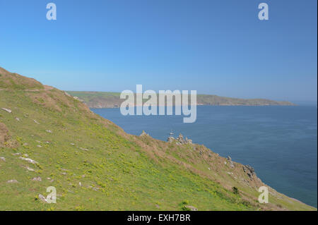 Ripide scogliere con un promontorio in lontananza sul sud-ovest sentiero costiero, vicino a Salcombe sulla South Devon Coast, England, Regno Unito Foto Stock