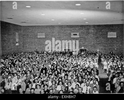 Nel 1950 è raffigurato l'incontro della Chiesa mennonita della Conferenza generale, in cui i membri si sono riuniti per discutere di fede, comunità e missioni. Questo incontro annuale ha svolto un ruolo cruciale nella vita e nella governance della chiesa mennonita. Foto Stock