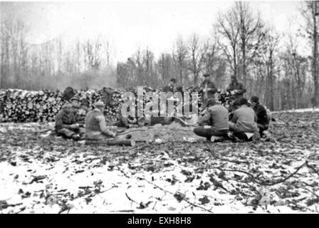 Questa fotografia mostra gli individui riuniti intorno a un falò presso il servizio pubblico civile n. 24 a Hagerstown, Maryland. L'immagine riflette la natura comune e pacifica del servizio non combattente durante la seconda guerra mondiale Foto Stock
