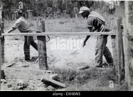 Questa immagine mostra i membri del servizio pubblico civile #27 che lavorano a Mulberry, Florida. Il loro compito era quello di assemblare i privilegi come parte del loro servizio, un progetto che sosteneva le infrastrutture locali durante l'era della seconda guerra mondiale. Foto Stock
