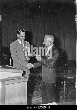 Questa fotografia cattura l'incontro della Chiesa mennonita della Conferenza generale del 1950, un incontro significativo nella comunità mennonita. L'incontro si è concentrato sulle discussioni religiose e sulle questioni comunitarie per i membri della chiesa di quel tempo. Foto Stock