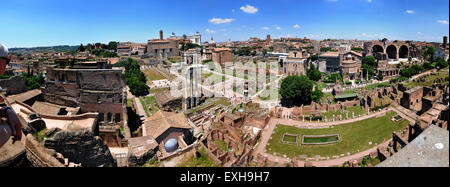 Vista panoramica del Foro Romano come visto dal Colle Palatino, Roma Italia. Foto di Paolo Heyes, martedì 2 giugno 2015. Foto Stock