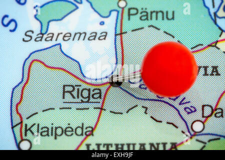 Close-up di una puntina rossa su una mappa di Riga, Lettonia Foto Stock