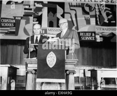 Un incontro della Chiesa mennonita della Conferenza generale del 1956 in cui i membri si sono riuniti per il culto, la comunione e la discussione su questioni di fede e comunità all'interno della Chiesa mennonita. Foto Stock