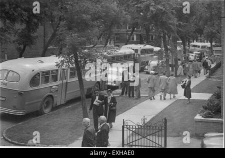 Una riunione della Chiesa mennonita della Conferenza generale del 1956, scattata in questa fotografia, mette in evidenza la partecipazione e l'incontro dei leader e dei membri mennoniti per il culto, la comunione e il processo decisionale della comunità. Foto Stock