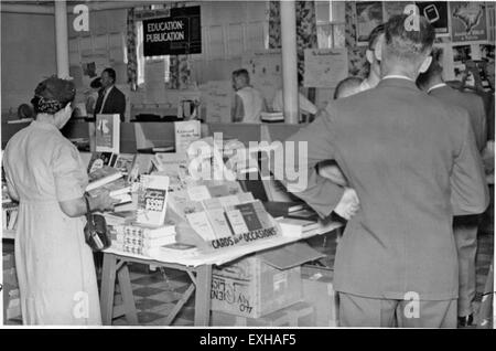 Una sessione della riunione della Chiesa mennonita della Conferenza generale del 1956, in cui i membri della fede mennonita si sono riuniti per discutere le questioni chiave della dottrina e della vita comunitaria. Foto Stock