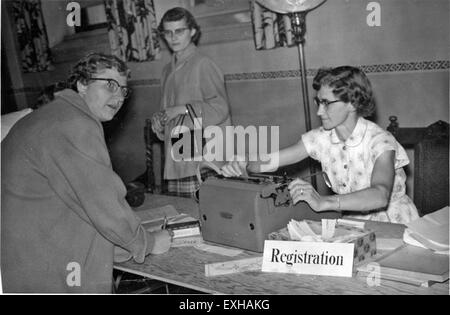 La Conferenza generale della Chiesa mennonita del 1956 ha riunito i leader e i membri della Chiesa per discussioni sullo stato della fede mennonita, gli insegnamenti della Chiesa e la futura direzione della denominazione. Foto Stock