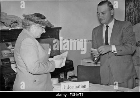 Una sessione della riunione della Chiesa mennonita della Conferenza generale del 1956, in cui leader e congreganti si sono riuniti per discutere le questioni chiave che la comunità religiosa mennonita deve affrontare in quel momento. Foto Stock