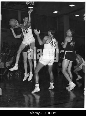 L'immagine del 1965 di studenti-atleti del Goshen College mette in evidenza i programmi sportivi della scuola, tra cui il basket. Ospita studenti come Hostetler, Keith e Springer, impegnati in sport. Il college ha una forte eredità mennonita e gli studenti rappresentano il diverso corpo studentesco impegnato nello sport e negli accademici. Foto Stock