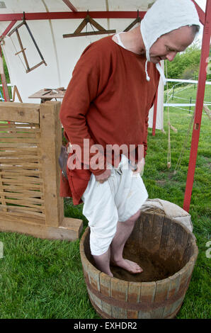 Dimostrazione della casa medioevale a tecniche di costruzione -treading daub Foto Stock