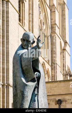 Statua in bronzo del Santo Patrono Richard al di fuori di Chichester Cathedral chiesa della Santissima Trinità. Chichester West Sussex England Regno Unito Foto Stock