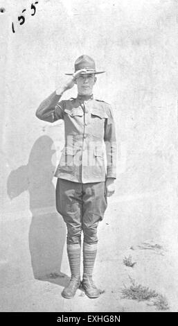 Questa fotografia cattura un uomo in uniforme, probabilmente un membro dell'esercito o un altro servizio formale, in piena regalità. L'immagine evidenzia la natura cerimoniale o professionale dell'abbigliamento militare e riflette la cultura disciplinata dei servizi in uniforme. Foto Stock