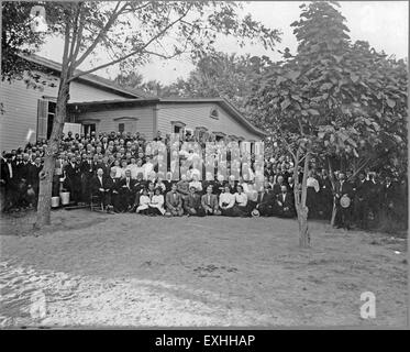 Questa immagine storica cattura l'incontro della Chiesa mennonita della Conferenza generale del 1908. Fornisce informazioni sull'incontro religioso, riflettendo le pratiche e la comunità dei Mennoniti durante l'inizio del XX secolo. Foto Stock