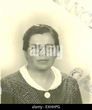 Questa foto del passaporto del 1944 mostra Ada Ramseyer Litwiller, una donna la cui immagine cattura l'epoca della guerra. Rappresenta un documento storico personale della metà del XX secolo, che riflette i cambiamenti e le sfide del tempo. Foto Stock