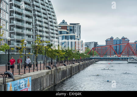 Vista su dock 9 sabato 11 luglio 2015 a Salford Quays, Manchester, UK, con uswim organizzato eventi di nuoto. Foto Stock